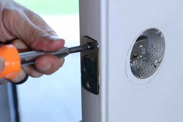 how to lock a keyless car door